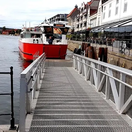 別荘 Sjarmerende Liten Gjestehytte *